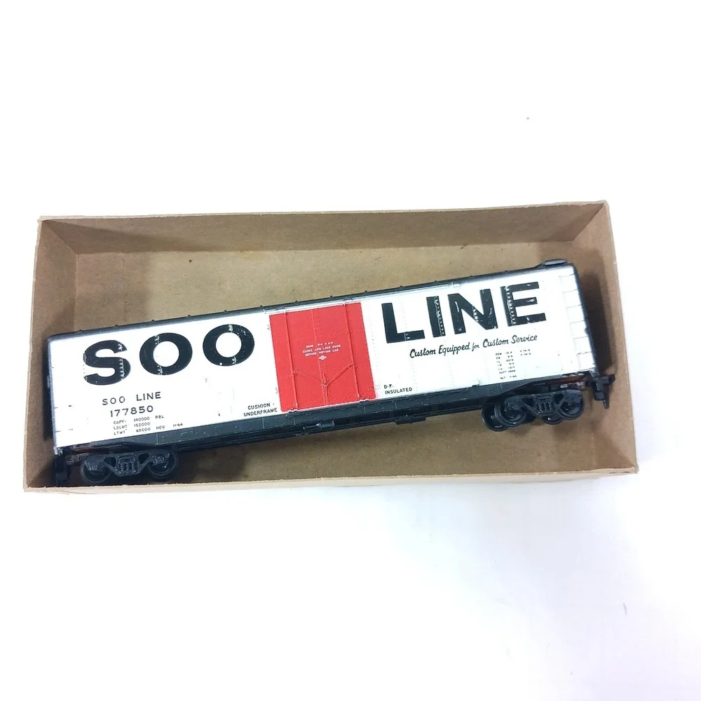 Athearn HO Scale Soo Line 50ft Plug Door Boxcar 1335 White Red Road 177850
